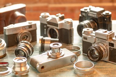 Antika kamera ve lens koleksiyonu. SSCB 'nin yakın çekim kameraları. seçici odak