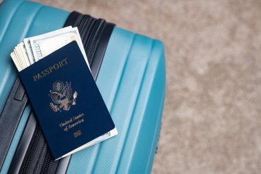 Amerikan vatandaşı pasaportu ve Amerikan doları seyahat bagajında yatıyor.