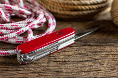 Çok amaçlı İsviçre çakısı ve ipi yakından çek. Yürüyüş için güvenilir bir araç.