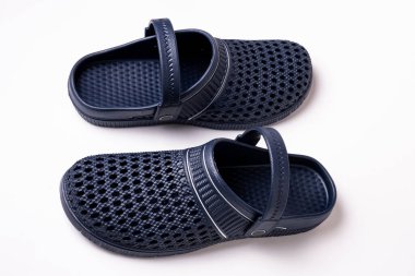 Beyaz arka planda izole edilmiş yaz mavisi parmak arası terlikler. yumuşak lastik sandaletler. Yaz tatili moda ayakkabılar, sandaletler.