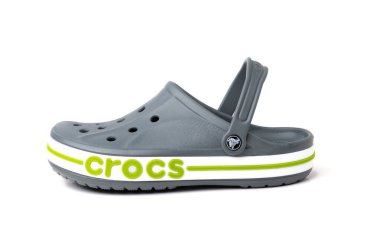 Beyaz arka planda belirgin bir tasarımı olan gri timsah sandaletleri.