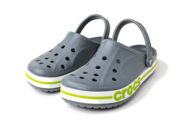Yeşil CroCS yazıtlı gri Crocs sandaletleri. Rahat unisex plaj ayakkabıları.