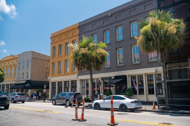 Broad Caddesi boyunca, Charleston, SC 'nin tarihi bölgesinde renkli evler var..