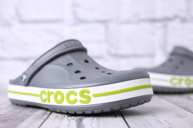 Yeşil CroCS yazıtlı gri Crocs sandaletleri. Rahat unisex plaj ayakkabıları.