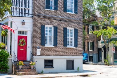 Broad Caddesi boyunca, Charleston, SC 'nin tarihi bölgesinde renkli evler var..