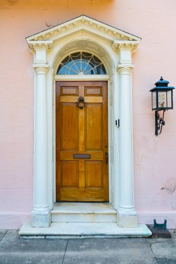 Eski bir evde zarif bir klasik kapı..