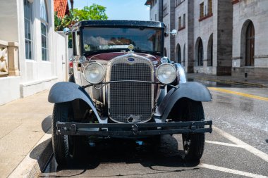 Eski bir 1930 model Ford yolun kenarına park edilmiştir. Ön manzara, yakın plan..