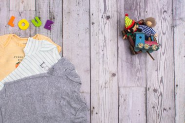 Bebek için farklı renkte tişörtler. Yukarıdan bak. Metin için boşluk.