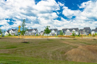 Yeni gelişmeler mavi bulutlu gökyüzü altında iki katlı evler, Leesburg, Virginia 'da New Mahallesi.