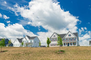 Mavi gökyüzünün altında iki katlı yeni evler bulutlu, Leesburg, Virginia 'da bir mahalle..