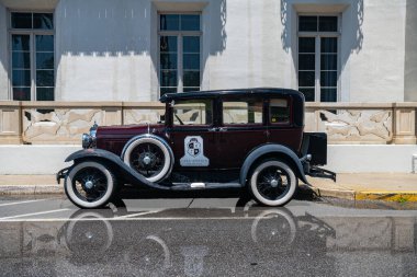 1930 model Ford Modeli yolun kenarına park edilmiş. Eski binanın yanında..