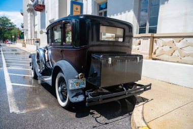 Eski bir 1930 model Ford yolun kenarına park edilmiştir. Arka plan.