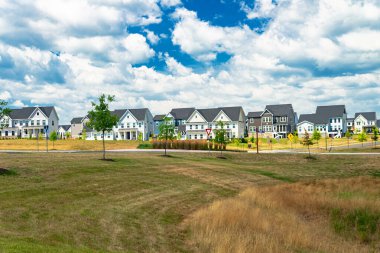 Yeni gelişmeler mavi bulutlu gökyüzü altında iki katlı evler, Leesburg, Virginia 'da New Mahallesi.