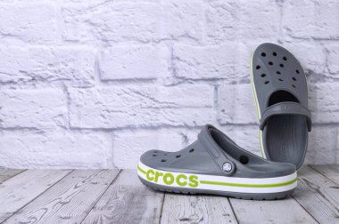 Gri Timsahlar plaj kayakları. Tabanda büyük yeşil timsahlar var..