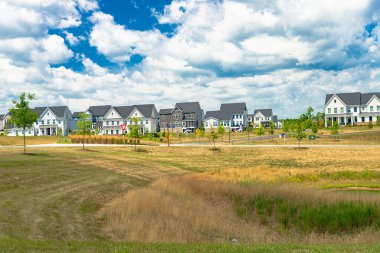 Yeni gelişmeler mavi bulutlu gökyüzü altında iki katlı evler, Leesburg, Virginia 'da New Mahallesi.