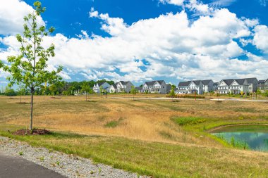 Mavi bulutlu gökyüzünün altında yeni iki katlı evler, Leesburg, Virginia 'da Yeni Mahalle.