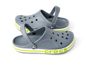 Gri Timsahlar plaj terlikleri beyaz arka planda. Tabanda büyük timsah yazıları var..