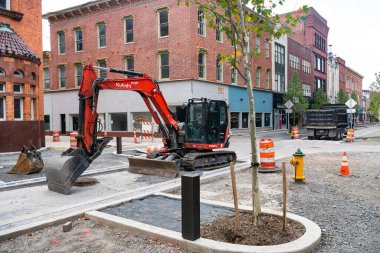 Maryland 'de tarihi bir kasabanın ortasında küçük bir KUBOTA kazıcısı. Şehirde restorasyon işi.