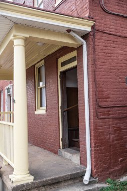 Tuğla gibi eski bir binanın merdivenleri olan giriş kapısı. Kaldırımdan daireye giriş..