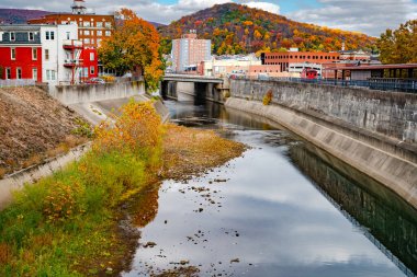 Maryland, Cumberland şehir merkezi tarihi. Antik mimari ve sonbahar renkleri.