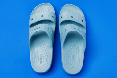 Timsah mavisi tahtalar. Mavi lastik sandaletler, moda plaj ayakkabıları..