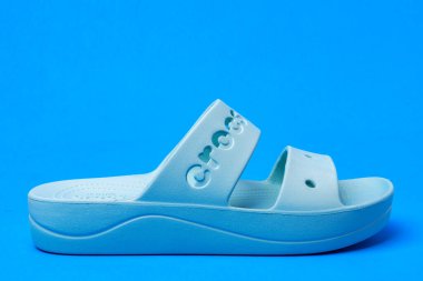 Ayırt edici dizaynlı mavi Crocs sandaletleri. Plaj tatili için rahat ayakkabılar..