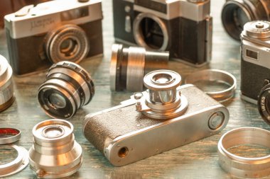 Antika kamera ve lens koleksiyonu. Sovyet kameraları yakın plan. seçici odak