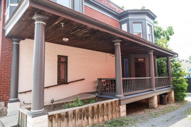 Tuğla gibi eski bir binanın merdivenleri olan giriş kapısı. Kaldırımdan daireye giriş..