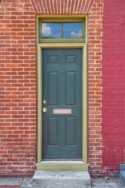 Eski bir binanın giriş kapısı. Sokaktan daireye giriş..