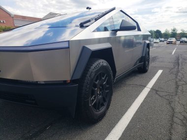 Tesla elektrikli siber kamyon alışveriş meydanına park etmiş. Ön görünüm.