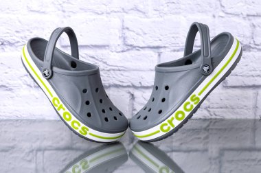 Yeşil CROCS yazıtlı gri sandaletler. Rahat unisex plaj ayakkabıları.