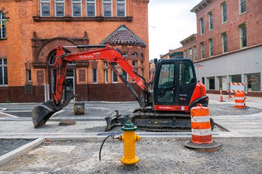 Maryland 'de tarihi bir kasabanın ortasında küçük bir KUBOTA kazıcısı. Şehirde restorasyon işi.