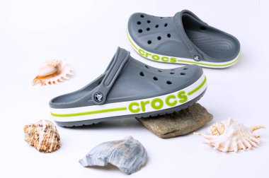 rahat gri sandaletler beyaz arka planda timsah ve deniz kabukları