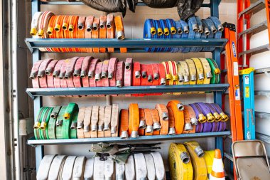 Yangın hortumları farklı renklerde dizilmiştir..