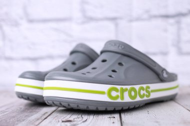 Yeşil CroCS yazıtlı gri Crocs sandaletleri. Rahat unisex plaj ayakkabıları.