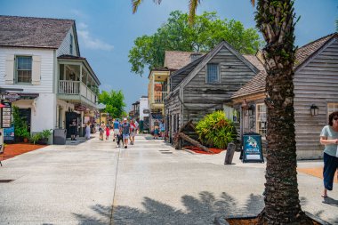 Florida 'daki antik St. Augustine kasabasının sokaklarında turistler.
