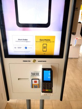 McDonald 's fast food restoranındaki yeni self servis terminali.