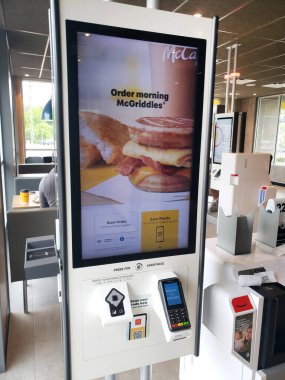 McDonald 's fast food restoranındaki yeni self servis terminali.