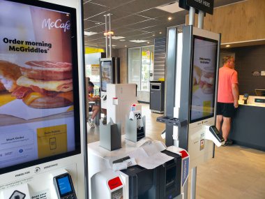 McDonald 's fast food restoranındaki yeni self servis terminali.