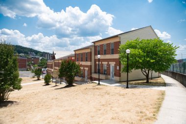 Şehirdeki yeni modern apartman dairesi. Yeni modern konutların ön cephesi. Tuğla cepheyi bitiriyor.