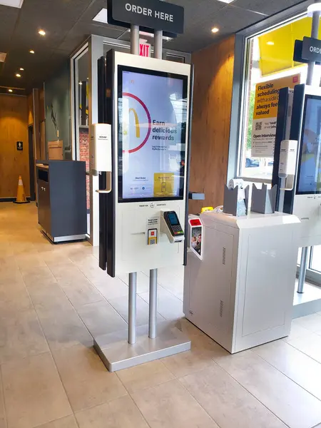 McDonald 's fast food restoranındaki yeni self servis terminali.