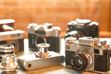Antika kamera ve lens koleksiyonu. SSCB 'nin yakın çekim kameraları. seçici odak