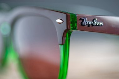 Yeşil plastik çerçeveli Ray-Ban güneş gözlüğü. Popüler ve modaya uygun aksesuarlar.