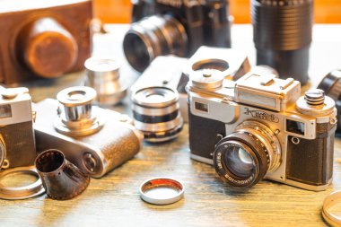 SSCB zamanından kalma klasik film kamerası seti. Yakın plan, seçici odaklanma