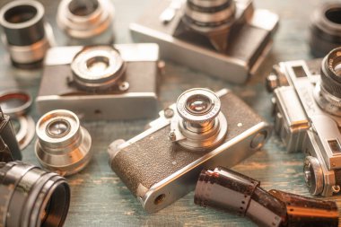 Antika kamera ve lens koleksiyonu. SSCB 'nin yakın çekim kameraları. seçici odak