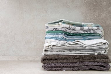 Masanın üzerine bir yığın temiz havlu. Kopya alanı.