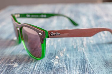 Yeşil plastik çerçeveli Ray-Ban güneş gözlüğü. Popüler ve modaya uygun aksesuarlar.