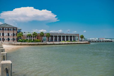 Güneşli bir günde Güney Carolina, Charleston Limanı 'nda rıhtım. Turistik bir yer..