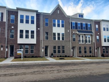 Leesburg, Virginia 'nın banliyösündeki modern kasaba evleri..