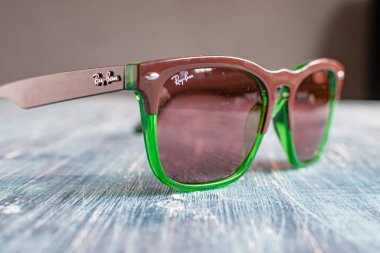 Yeşil plastik çerçeveli Ray-Ban güneş gözlüğü. Popüler ve modaya uygun aksesuarlar.